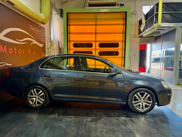 VOLKSWAGEN JETTA 1.6 FSi Advance