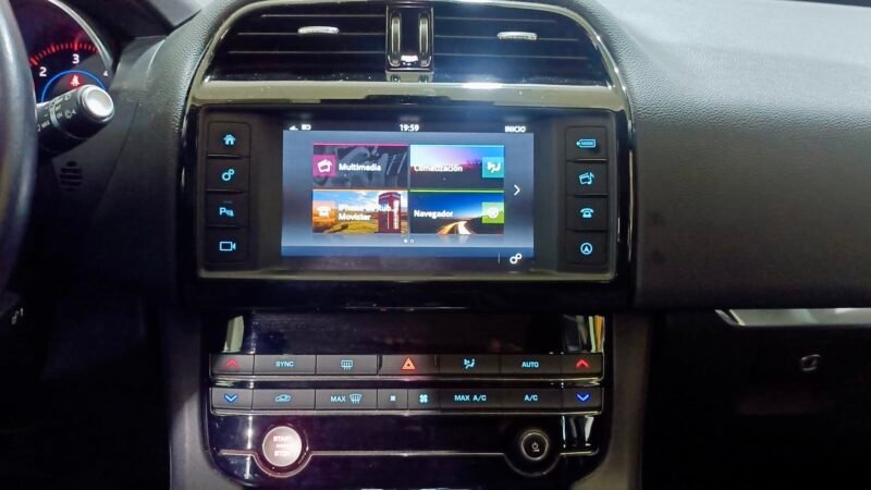 JAGUAR F-PACE 2.0 PURE