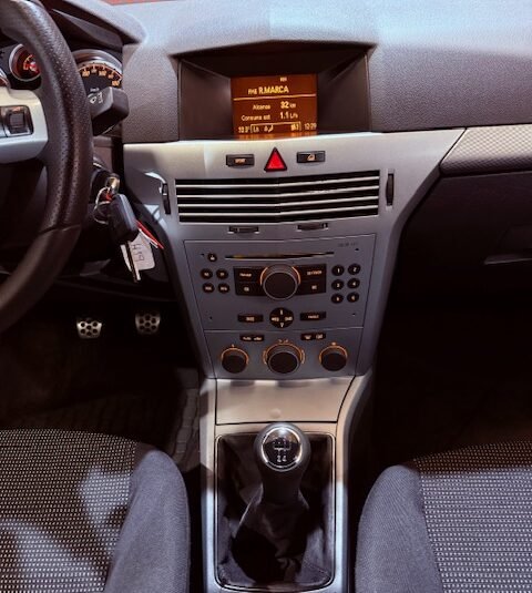 OPEL ASTRA GTC 1.6 SPORT