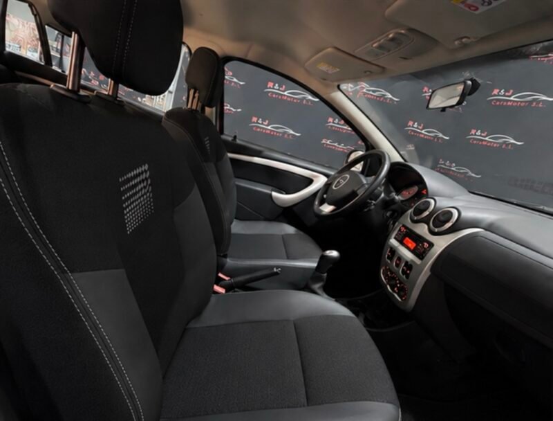 DACIA SANDERO 1.2 LAUREATE MUSIC
